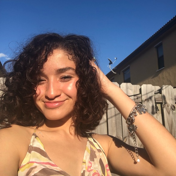 Meet your Posher, Tayee - Picture 1 of 1